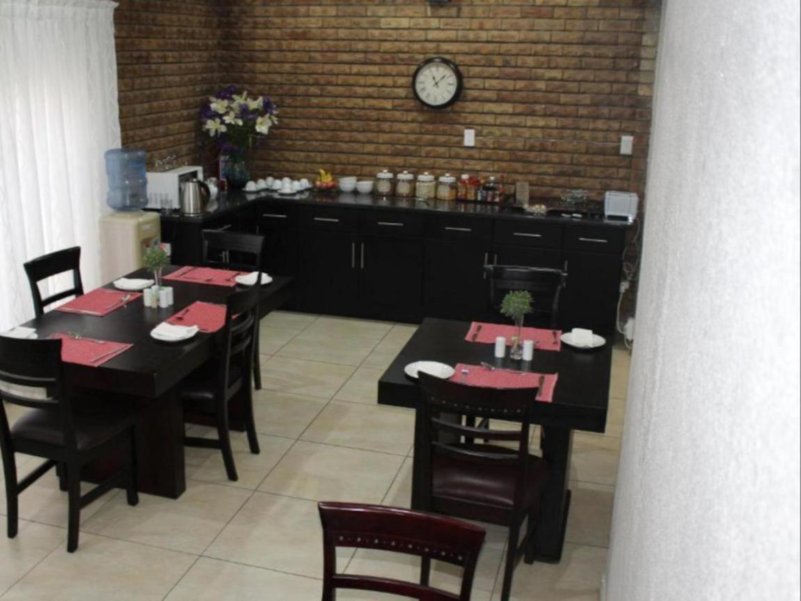 The Willow Tree Guesthouse Klerksdorp Ngoại thất bức ảnh